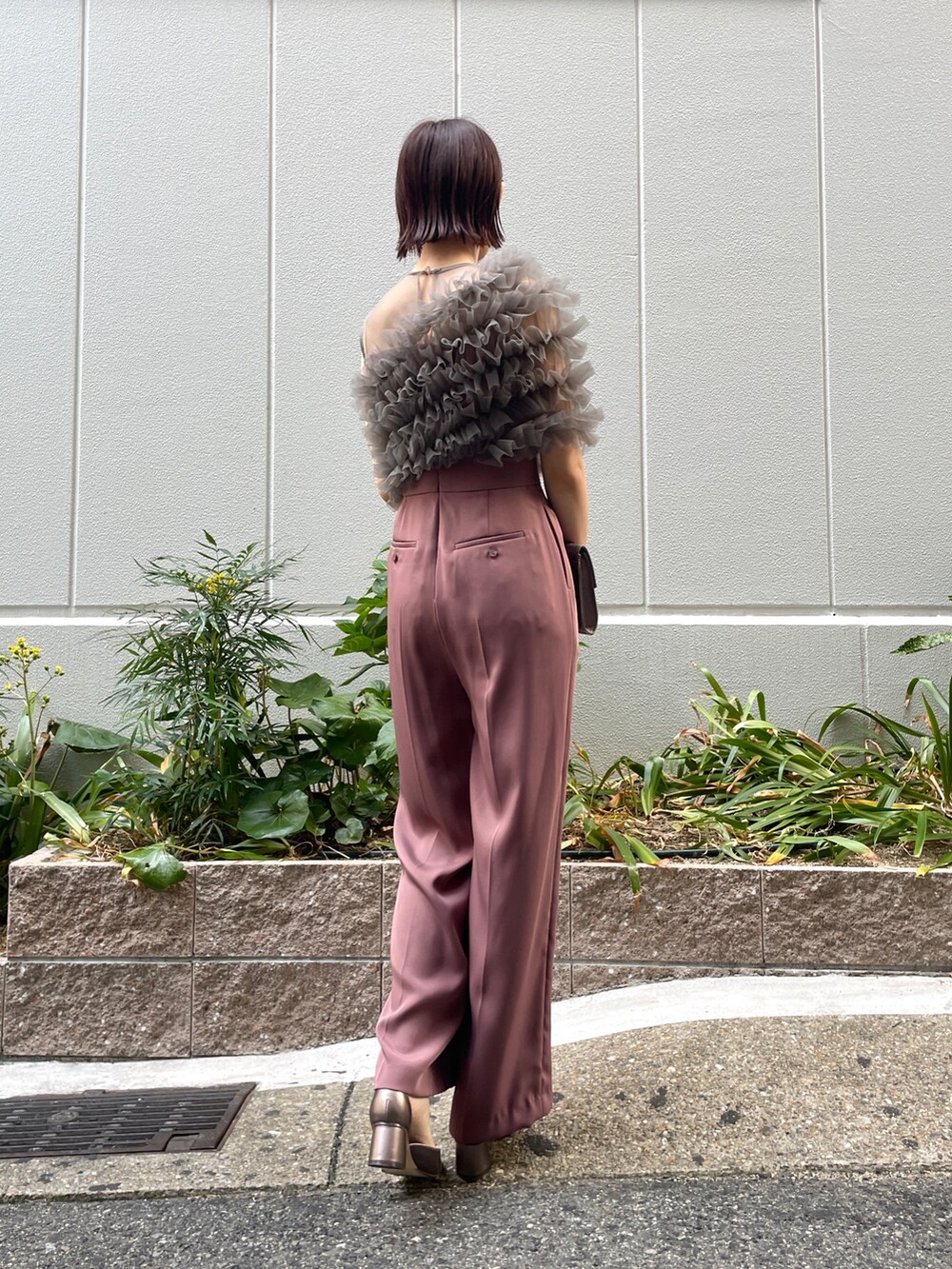 ピンク系のパンツドレス、シルバー系のハンドバッグ、その他のパンプスを着用したレディースの秋コーディネートの6枚目の写真