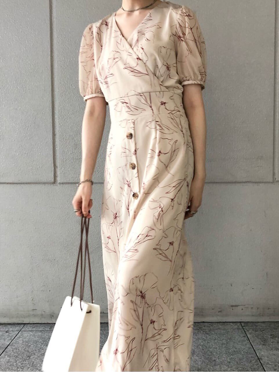 ブラック系のその他シューズ、ホワイト系のハンドバッグ、ホワイト系のワンピースを着用したレディースの夏コーディネートの6枚目の写真