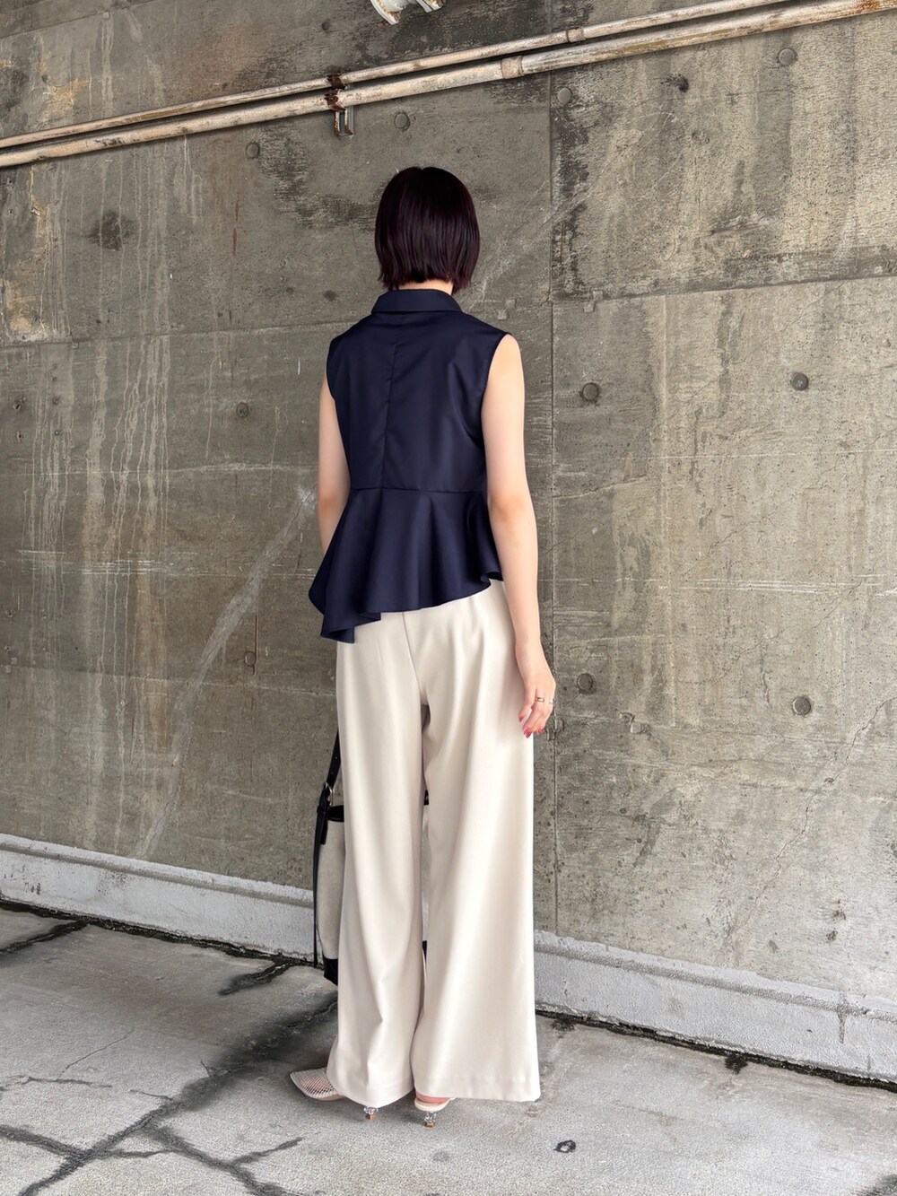 ホワイト系のその他パンツ、ブルー系のシャツ/ブラウス、ホワイト系のサンダルを着用したレディースの夏コーディネートの5枚目の写真