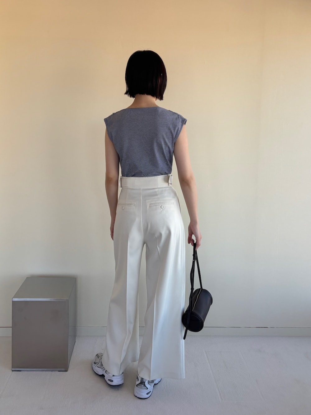 ホワイト系のその他パンツ、その他のTシャツ/カットソーを着用したレディースの春コーディネートの2枚目の写真