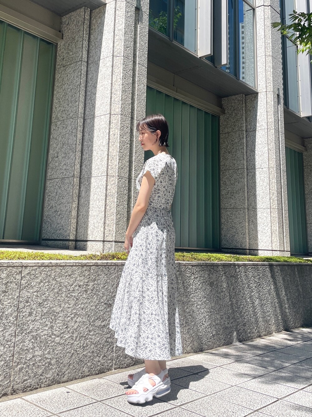 ホワイト系のワンピース、ホワイト系のハンドバッグを着用したレディースの夏コーディネートの7枚目の写真