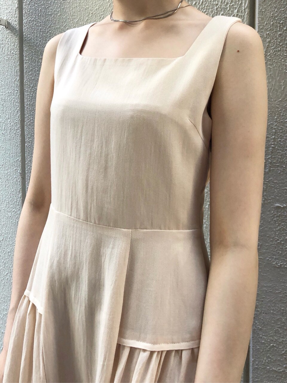 その他のその他シューズ、ホワイト系のワンピースを着用したレディースの夏コーディネートの3枚目の写真