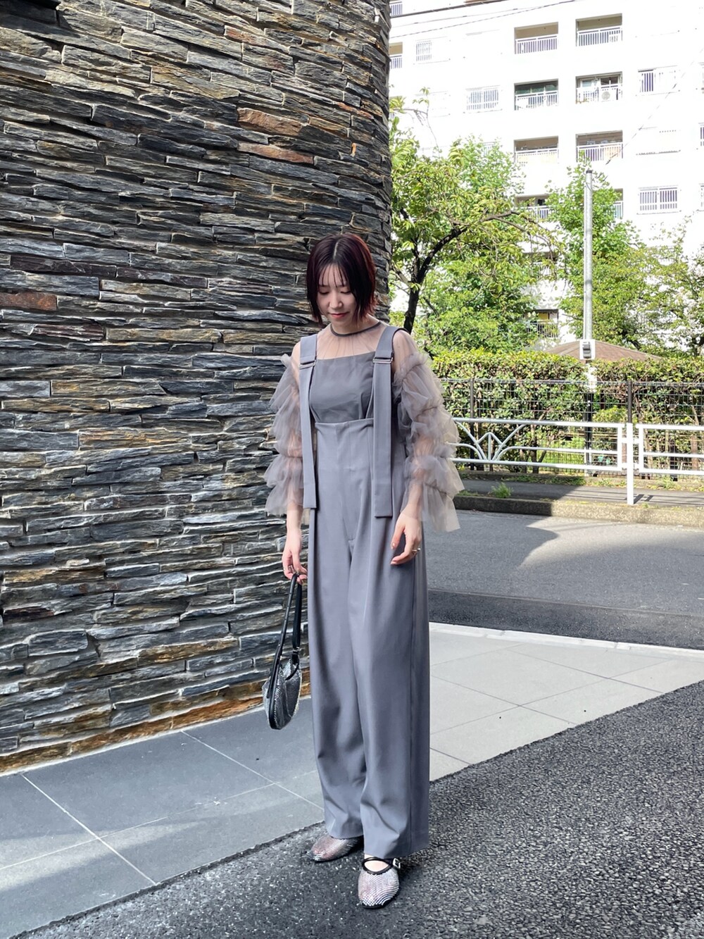 グレー系のその他パンツ、グレー系のシャツ/ブラウス、ブラック系のハンドバッグを着用したレディースの秋コーディネートの3枚目の写真