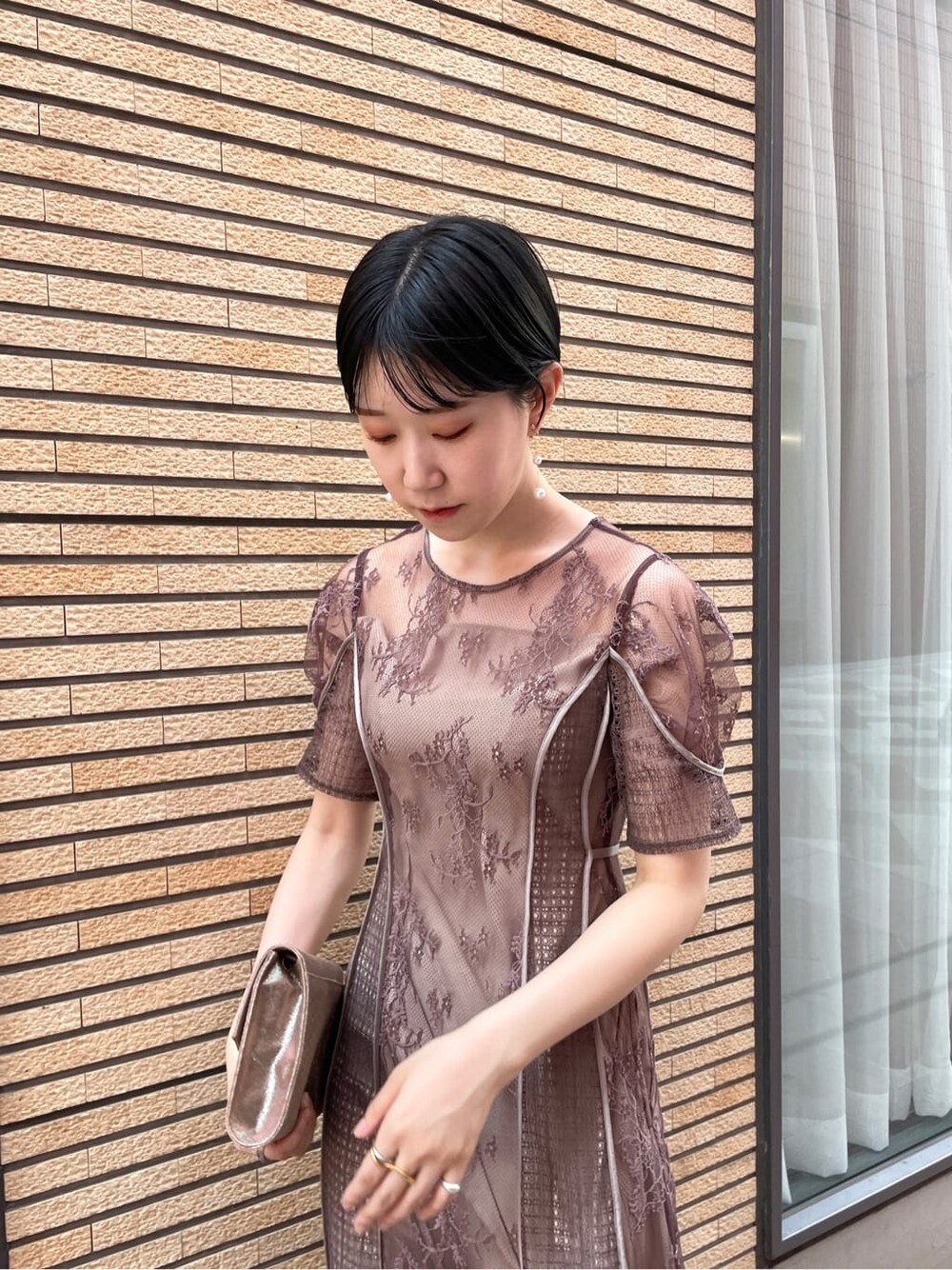 ブラウン系のドレス、ベージュ系のドレス、ゴールド系のパンプスを着用したレディースの秋コーディネートの7枚目の写真