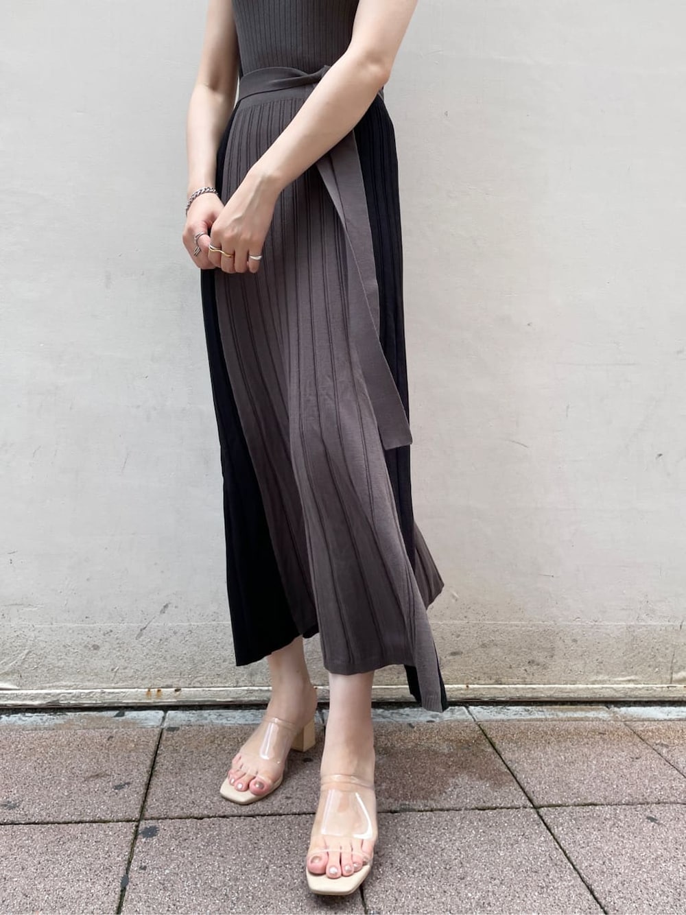 その他のサンダル、グレー系のワンピース、シルバー系のネックレスを着用したレディースの夏コーディネートの7枚目の写真