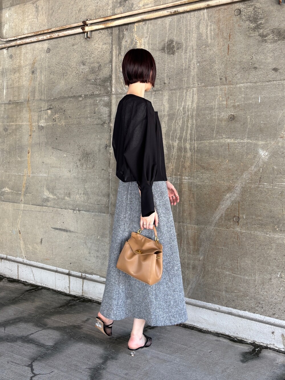 ブラック系のワンピース、ブラック系のブルゾン、ブラック系のサンダルを着用したレディースの夏コーディネートの4枚目の写真