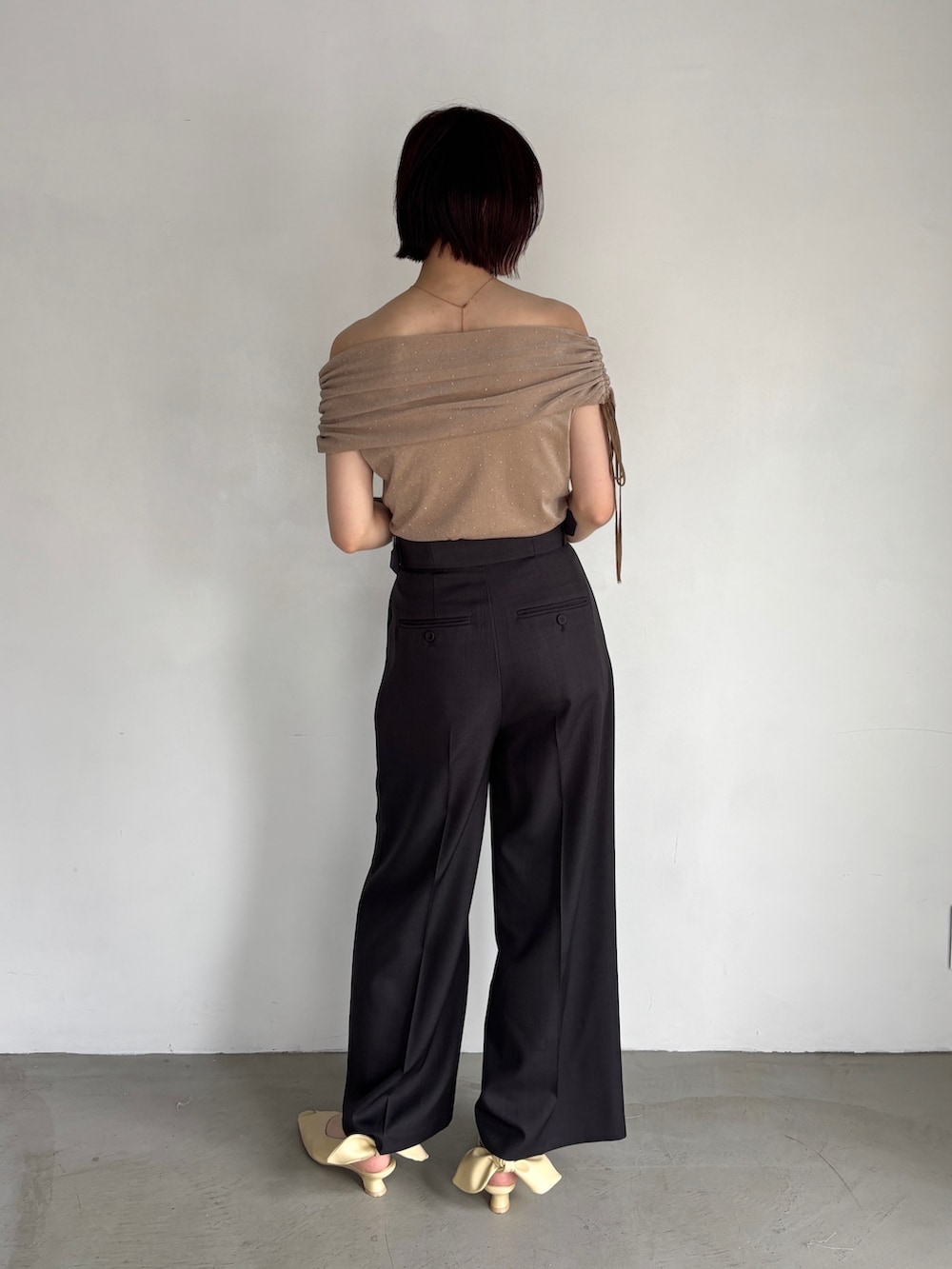 グレー系のその他パンツ、イエロー系のパンプス、ベージュ系のTシャツ/カットソーを着用したレディースの夏コーディネートの3枚目の写真