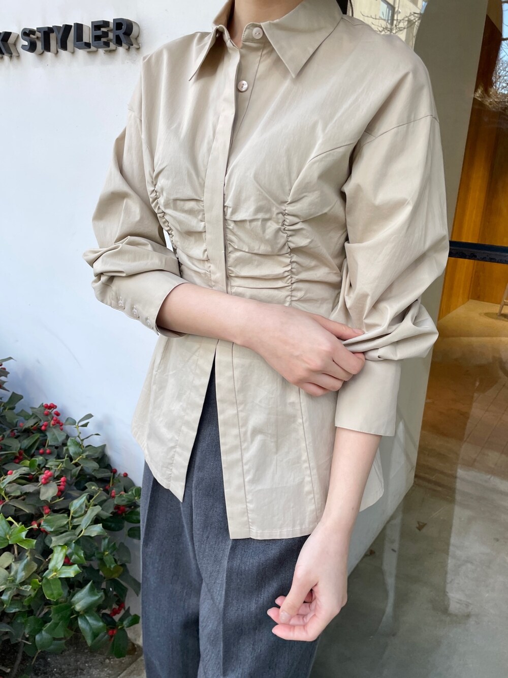 ベージュ系のシャツ/ブラウス、ホワイト系のパンプス、グレー系のその他パンツを着用したレディースの冬コーディネートの7枚目の写真