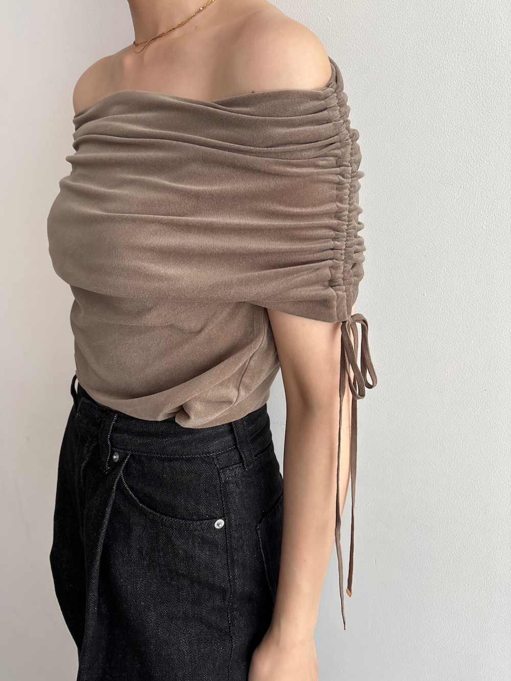 ブラック系のデニムパンツ、ブラウン系のTシャツ/カットソーを着用したレディースの夏コーディネートの6枚目の写真