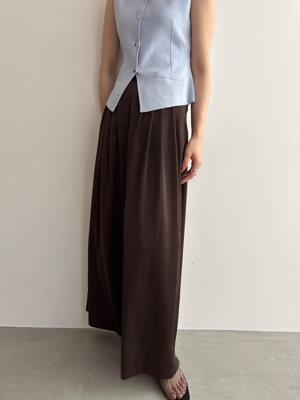 ブラウン系のその他パンツ、グレー系のニット/セーターを着用したレディースの夏コーディネートの7枚目の写真