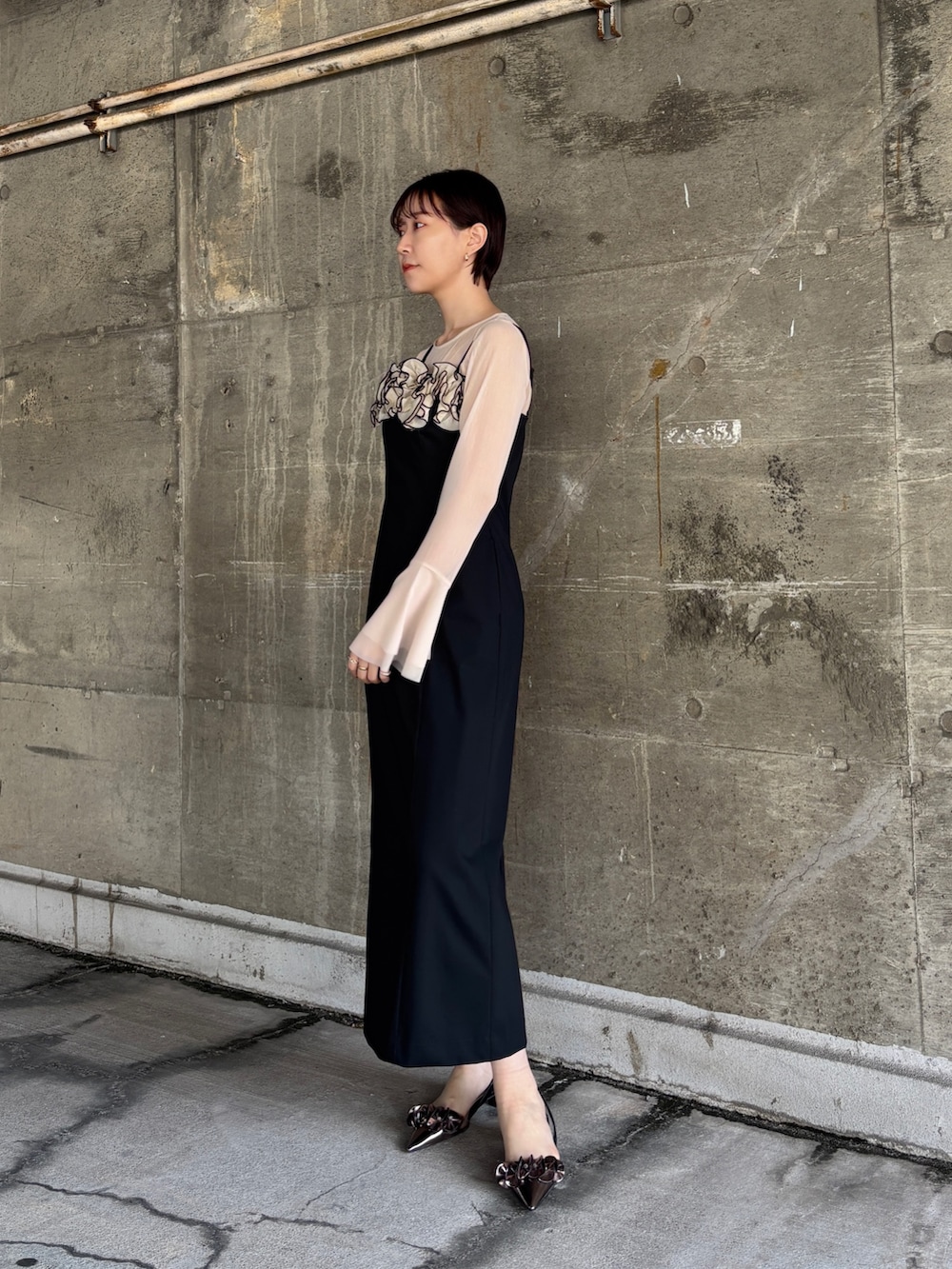 「結婚式 ワンピース、結婚式コーデ、二次会ドレス、二次会コーデ、お呼ばれコーデ、お呼ばれドレス、謝恩会、同窓会コーデ、同窓会ドレス、キャミワンピース、シアートップス、ブラックコーデ、ワンピースコーデ、春コーデ」｜「LAGUNAMOONのLADYコサージュキャミワンピース（ドレス、ブラック系）」を使った、MASAKI KISEさん（レディース・168cm）の春コーディネートの3枚目の写真