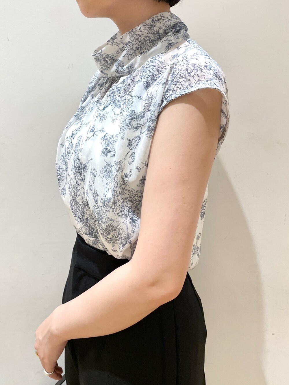 ブルー系のシャツ/ブラウス、ブラック系のその他パンツ、ブラウン系のサンダルを着用したレディースの夏コーディネートの7枚目の写真