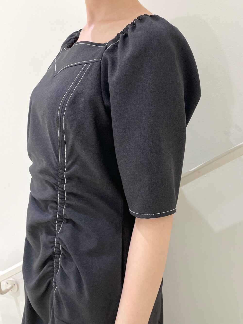 ブラック系のワンピース、その他のサンダルを着用したレディースの春コーディネートの7枚目の写真