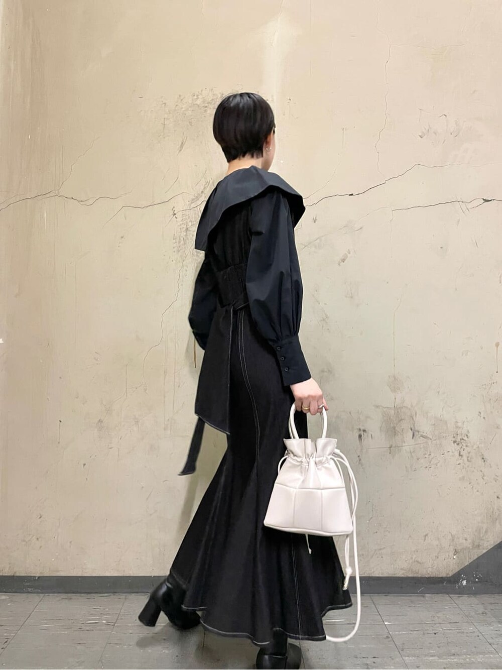 ブラック系のシャツ/ブラウス、ブラック系のブーツ、ブラック系のワンピースを着用したレディースの秋コーディネートの3枚目の写真