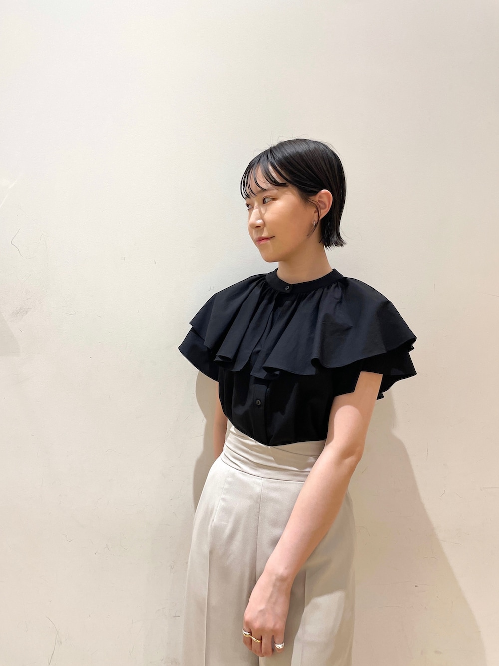 ブラック系のシャツ/ブラウス、ホワイト系のスラックス、ホワイト系のショルダーバッグを着用したレディースの夏コーディネートの7枚目の写真