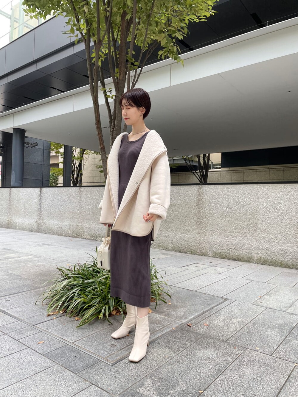 ホワイト系のその他シューズ、ホワイト系のその他アウター、グレー系のワンピースを着用したレディースの秋コーディネートの8枚目の写真