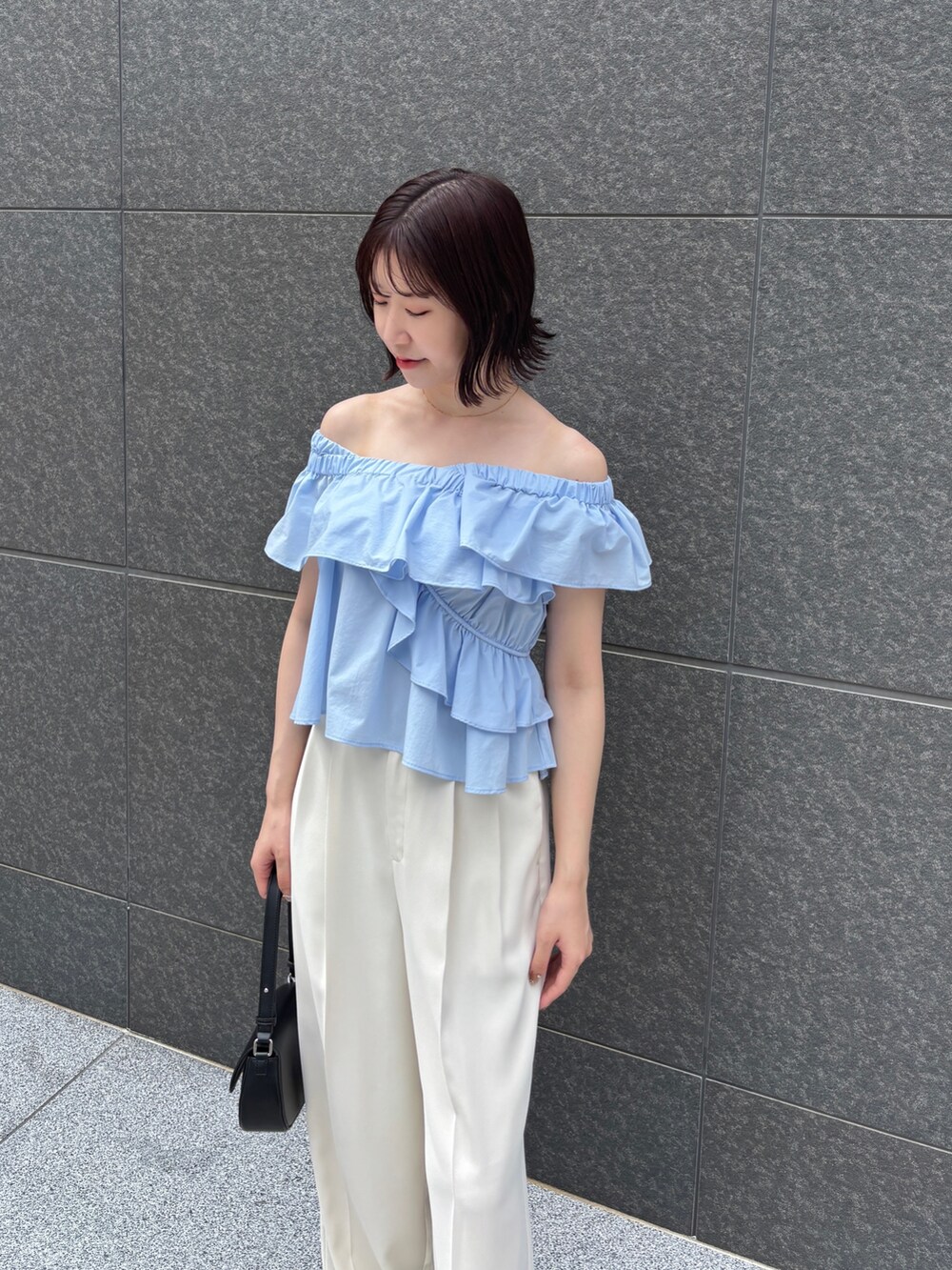 ホワイト系のその他パンツ、ホワイト系のサンダル、ブルー系のシャツ/ブラウスを着用したレディースの夏コーディネートの6枚目の写真