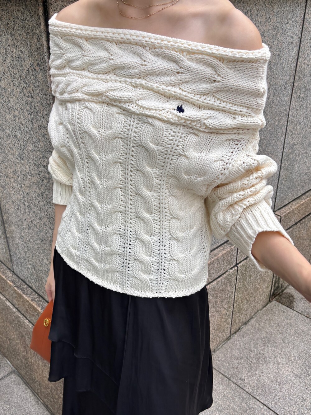 ホワイト系のニット/セーター、ブラック系のスカート、ブラウン系のハンドバッグを着用したレディースの秋コーディネートの5枚目の写真