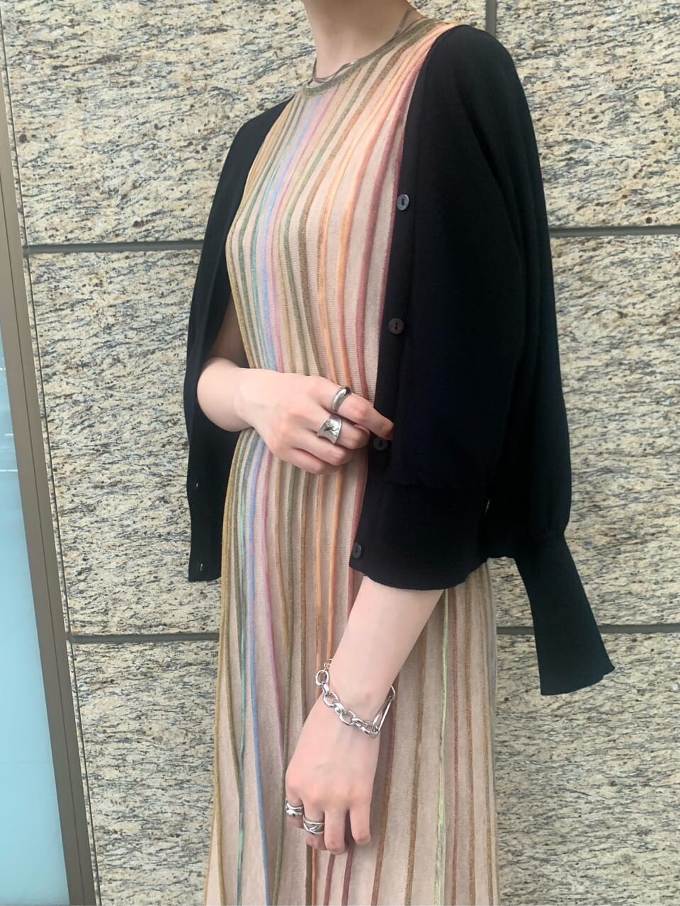 ベージュ系のワンピース、イエロー系のサンダル、ブラック系のカーディガン/ボレロを着用したレディースの夏コーディネートの7枚目の写真