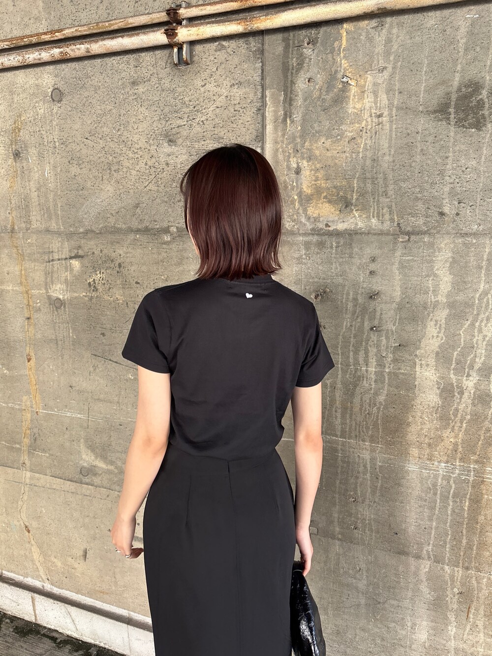 ブラック系のスカート、ブラック系のTシャツ/カットソーを着用したレディースの冬コーディネートの7枚目の写真