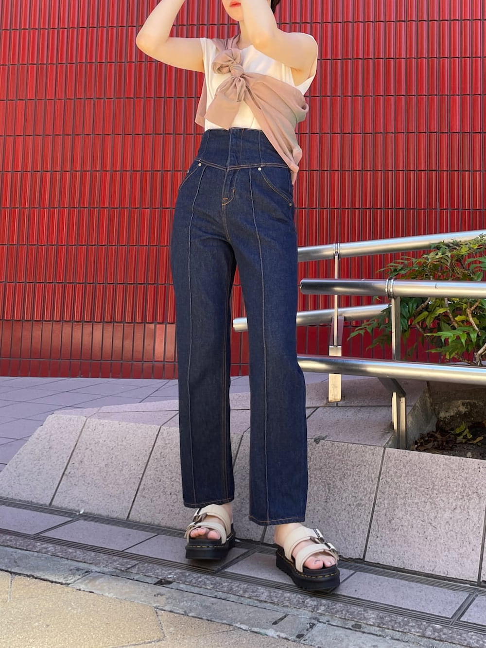 ピンク系のシャツ/ブラウス、ホワイト系のニット/セーターを着用したレディースの夏コーディネートの4枚目の写真