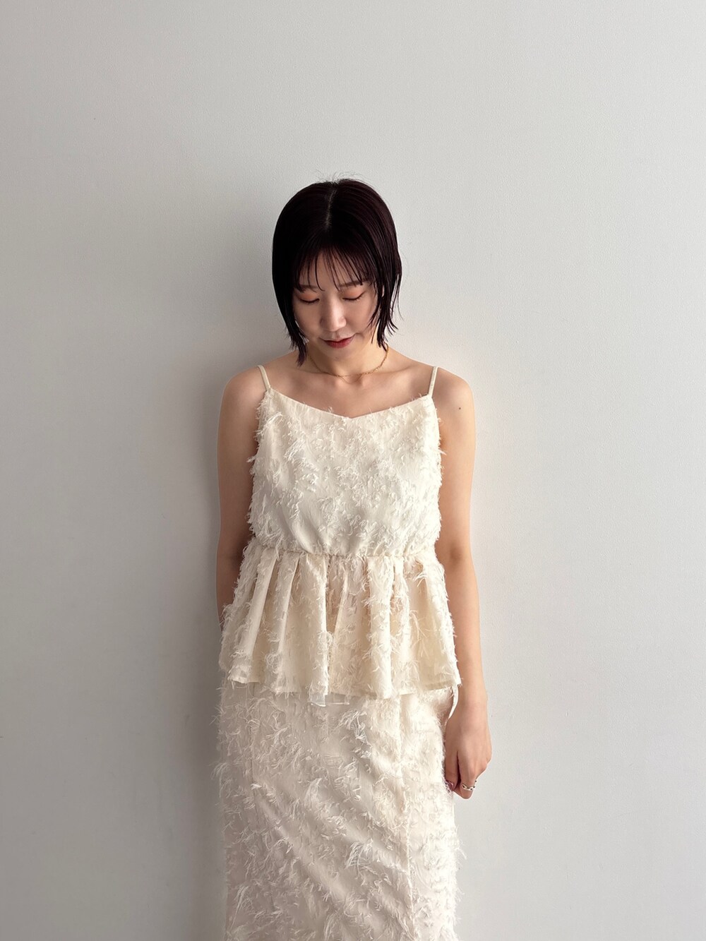 ホワイト系のキャミソール、ホワイト系のスカートを着用したレディースの夏コーディネートの6枚目の写真