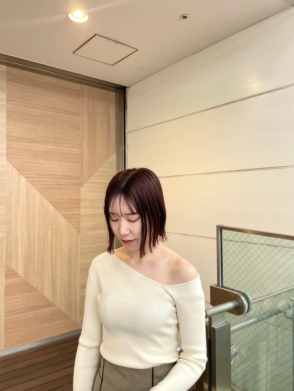 ホワイト系のパンプス、ホワイト系のニット/セーター、ブラウン系のスカートを着用したレディースの春コーディネートの5枚目の写真