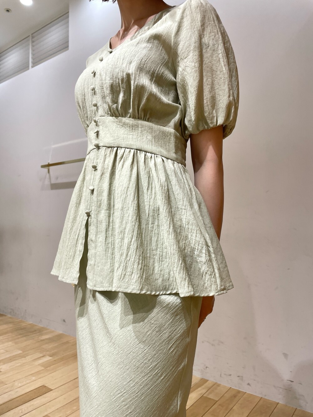 ベージュ系のハンドバッグ、ブラック系のサンダル、グリーン系のスカートを着用したレディースの夏コーディネートの7枚目の写真