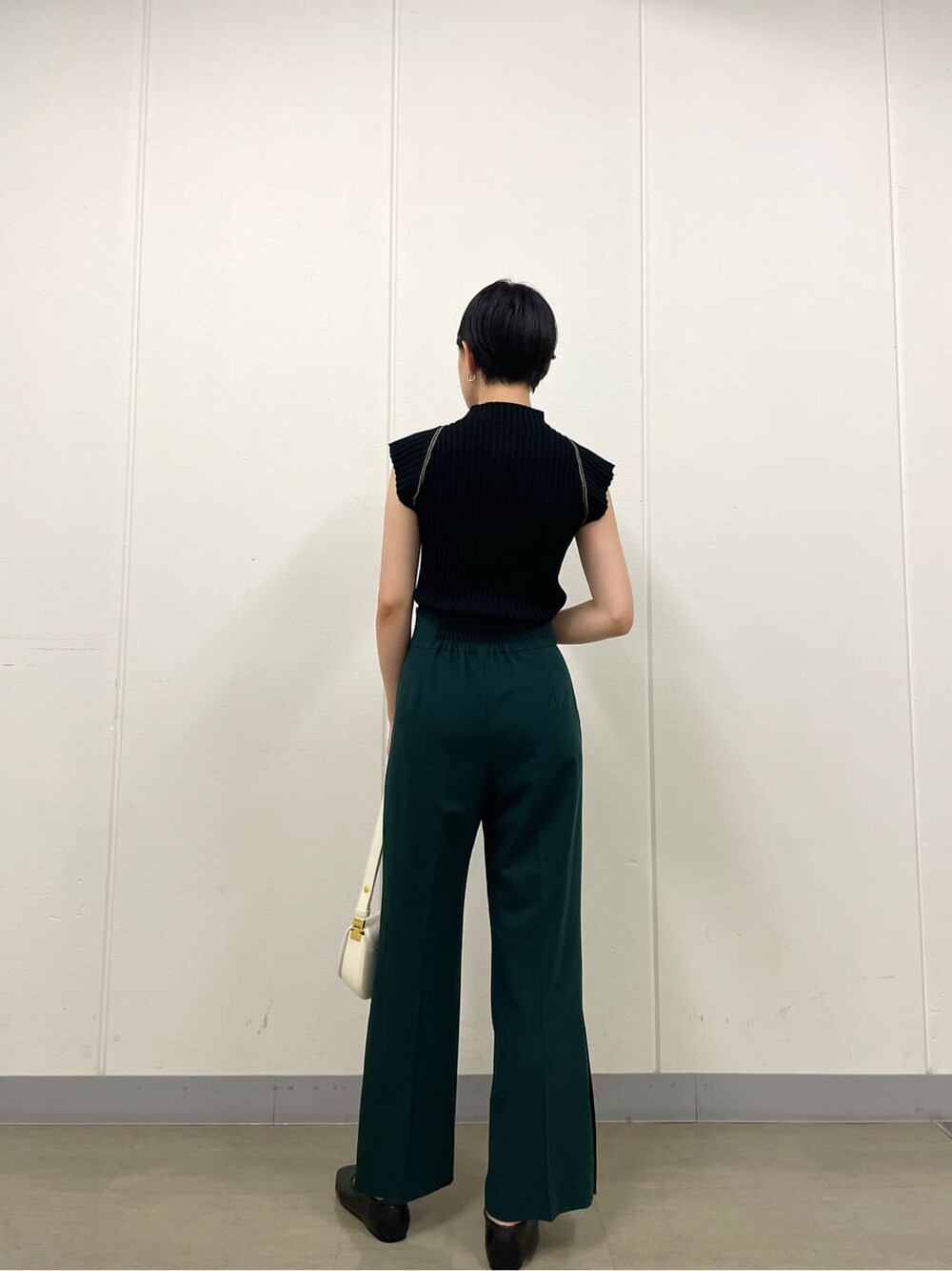 グリーン系のその他パンツ、ブラック系のパンプス、ブラック系のニット/セーターを着用したレディースの夏コーディネートの3枚目の写真