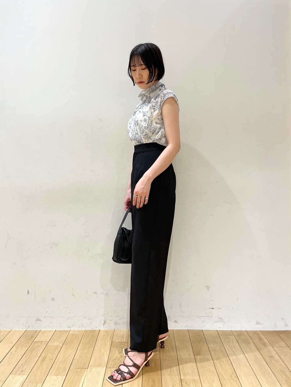 ブルー系のシャツ/ブラウス、ブラック系のその他パンツ、ブラウン系のサンダルを着用したレディースの夏コーディネートの3枚目の写真