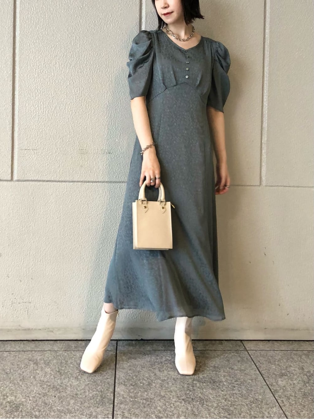 ブルー系のドレス、ホワイト系のその他シューズ、ブルー系のパンプスを着用したレディースの夏コーディネートの3枚目の写真