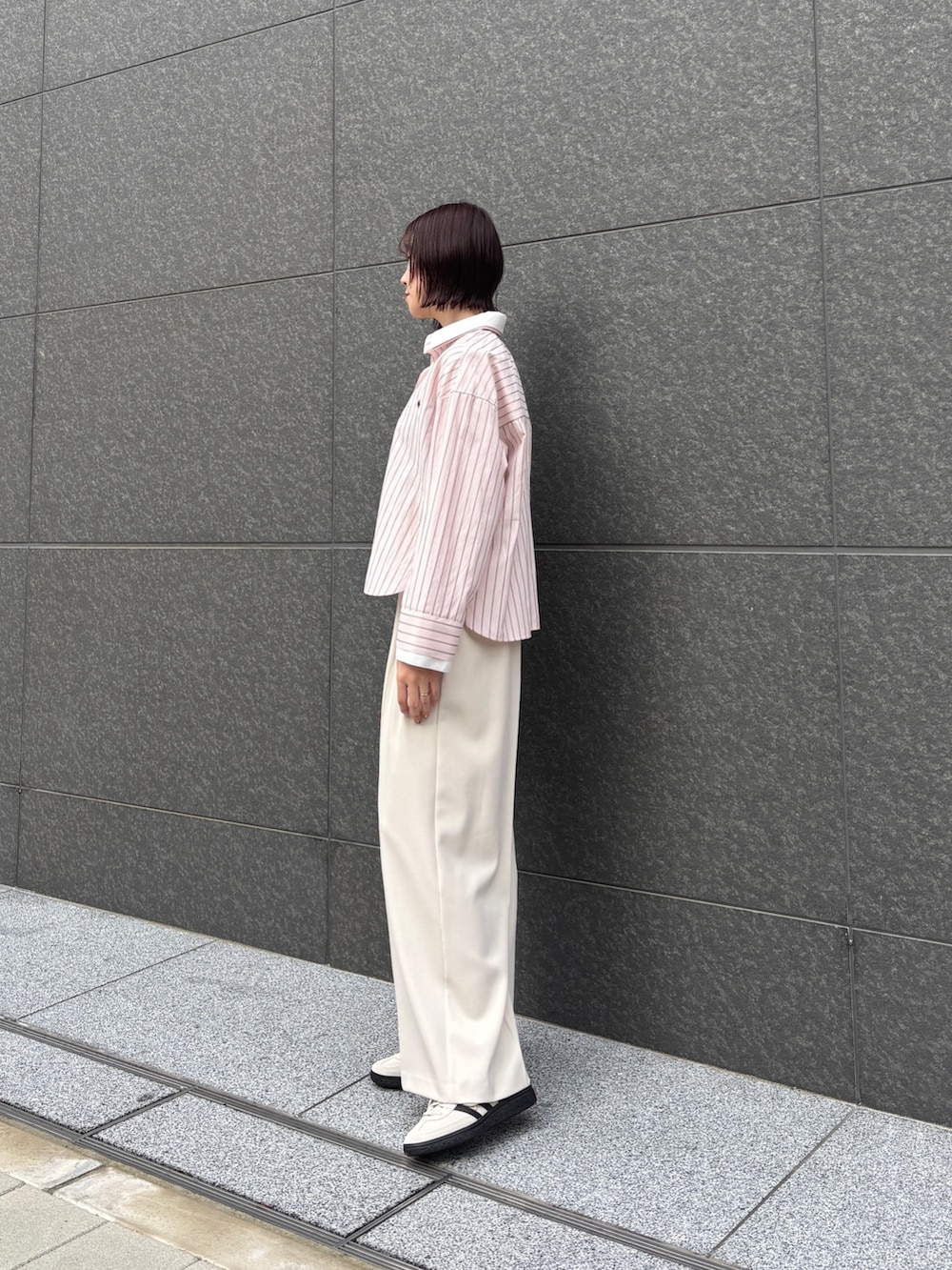 ピンク系のシャツ/ブラウス、ホワイト系のその他パンツ、イエロー系のハンドバッグを着用したレディースの春コーディネートの2枚目の写真