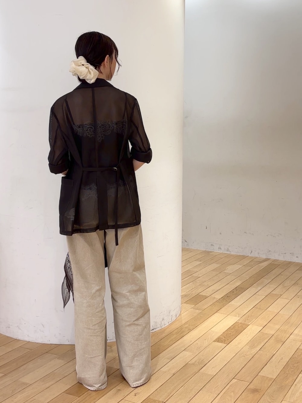 ベージュ系のデニムパンツ、ブラック系のTシャツ/カットソー、ブラウン系のハンドバッグを着用したレディースの夏コーディネートの6枚目の写真