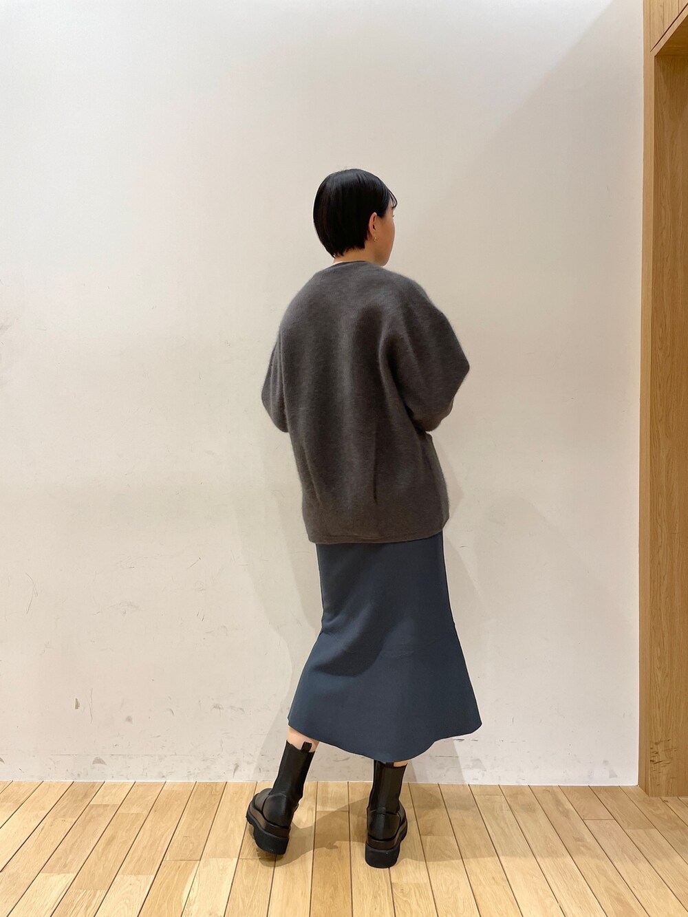 グレー系のカーディガン/ボレロ、グリーン系のニット/セーター、グリーン系のスカートを着用したレディースの冬コーディネートの4枚目の写真