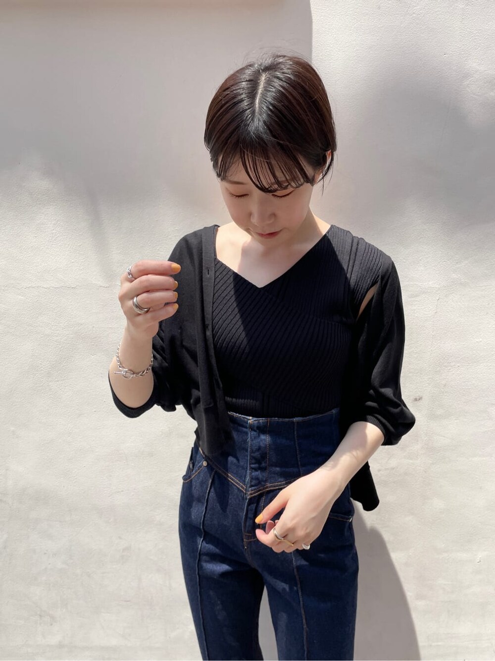 ブラック系のカーディガン/ボレロ、ベージュ系のサンダル、ブルー系のデニムパンツを着用したレディースの夏コーディネートの7枚目の写真