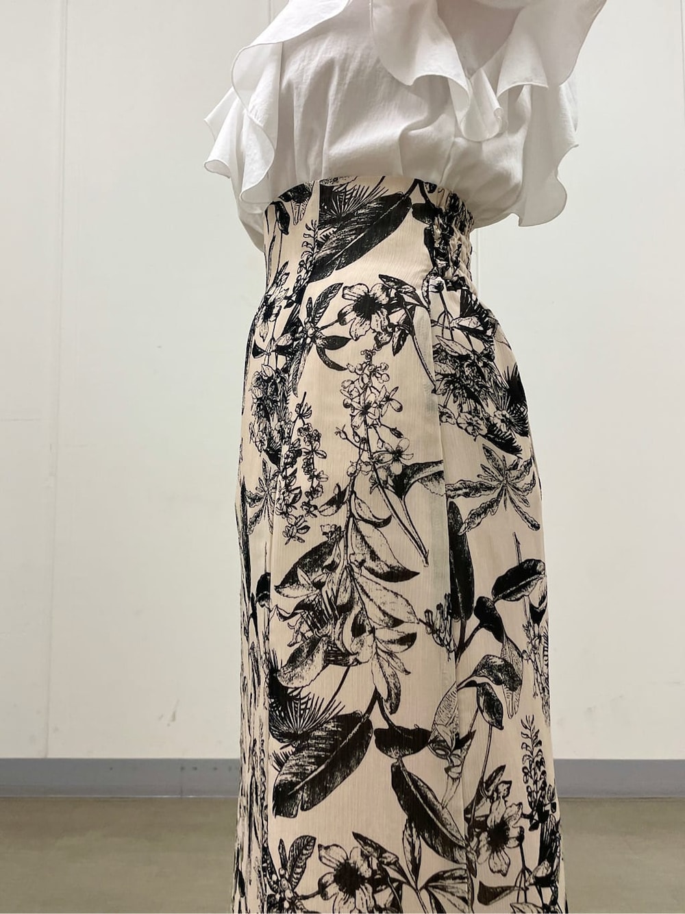 その他のパンプス、ベージュ系のスカート、ホワイト系のシャツ/ブラウスを着用したレディースの夏コーディネートの7枚目の写真