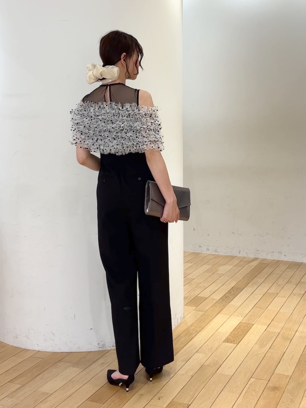 その他のパンツドレス、シルバー系のクラッチバッグ、ブラック系のパンプスを着用したレディースの夏コーディネートの4枚目の写真
