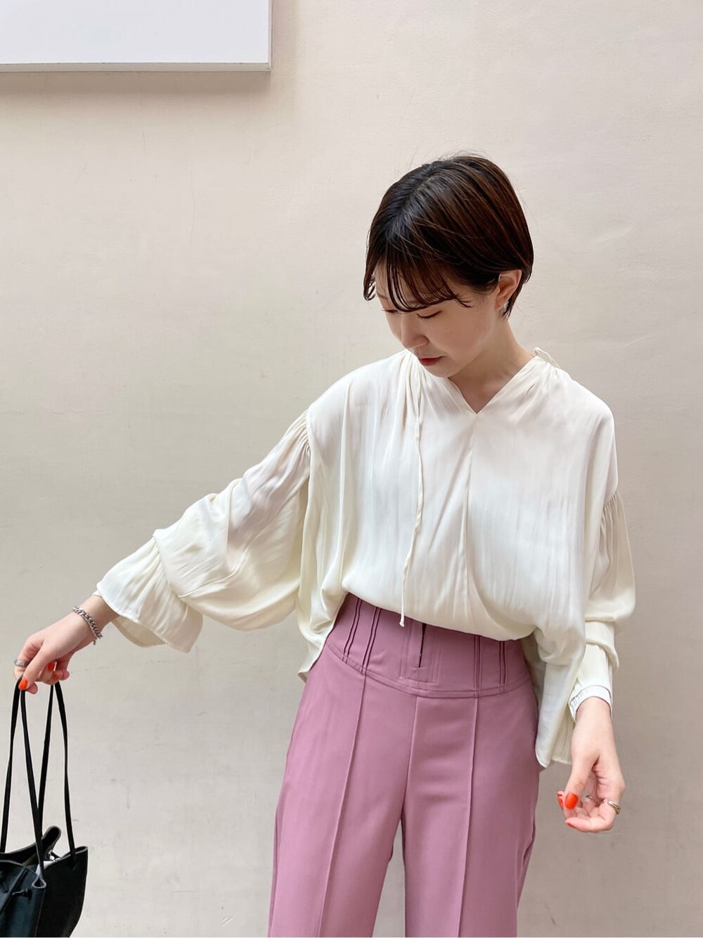 ブラック系のハンドバッグ、ホワイト系のシャツ/ブラウス、ピンク系のその他パンツを着用したレディースの春コーディネートの7枚目の写真