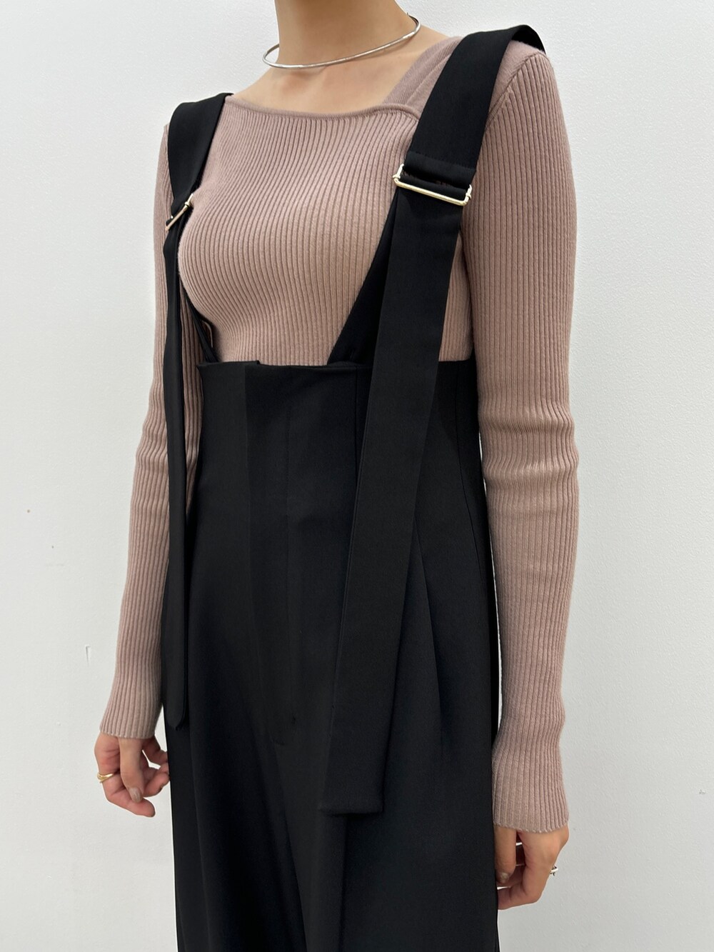 ブラック系のその他パンツ、ピンク系のニット/セーター、ブラック系のローファーを着用したレディースの秋コーディネートの7枚目の写真