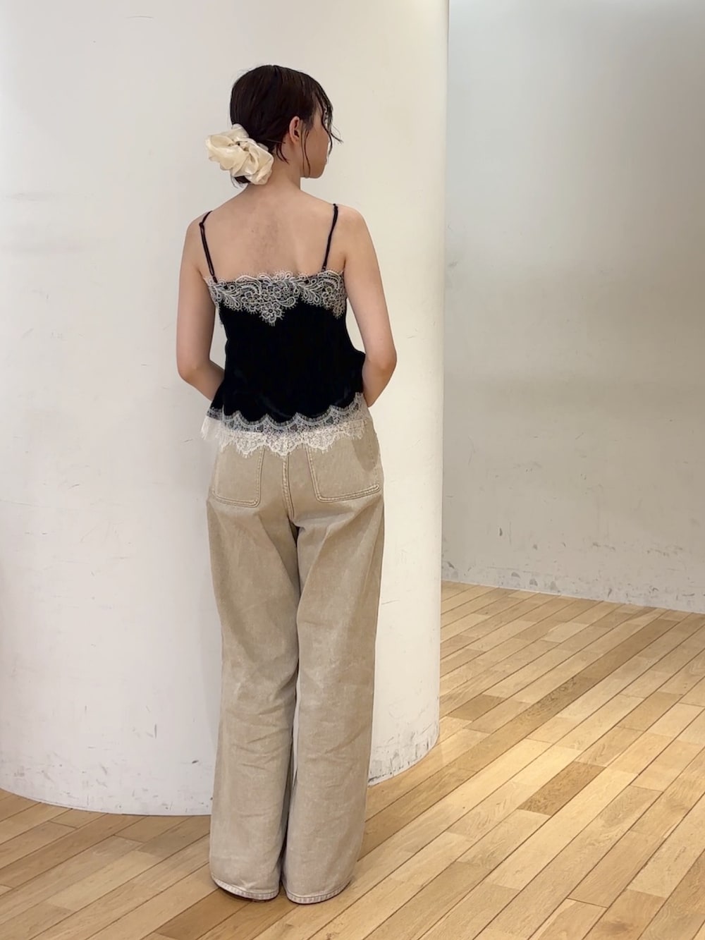 ベージュ系のデニムパンツ、ブラック系のTシャツ/カットソー、ブラウン系のハンドバッグを着用したレディースの夏コーディネートの3枚目の写真