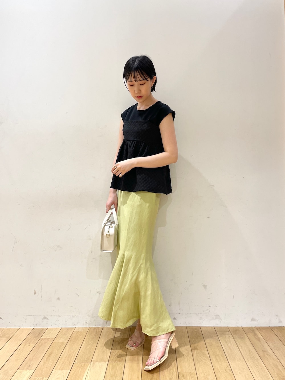 ブラック系のTシャツ/カットソー、その他のサンダル、ホワイト系のショルダーバッグを着用したレディースの夏コーディネートの4枚目の写真