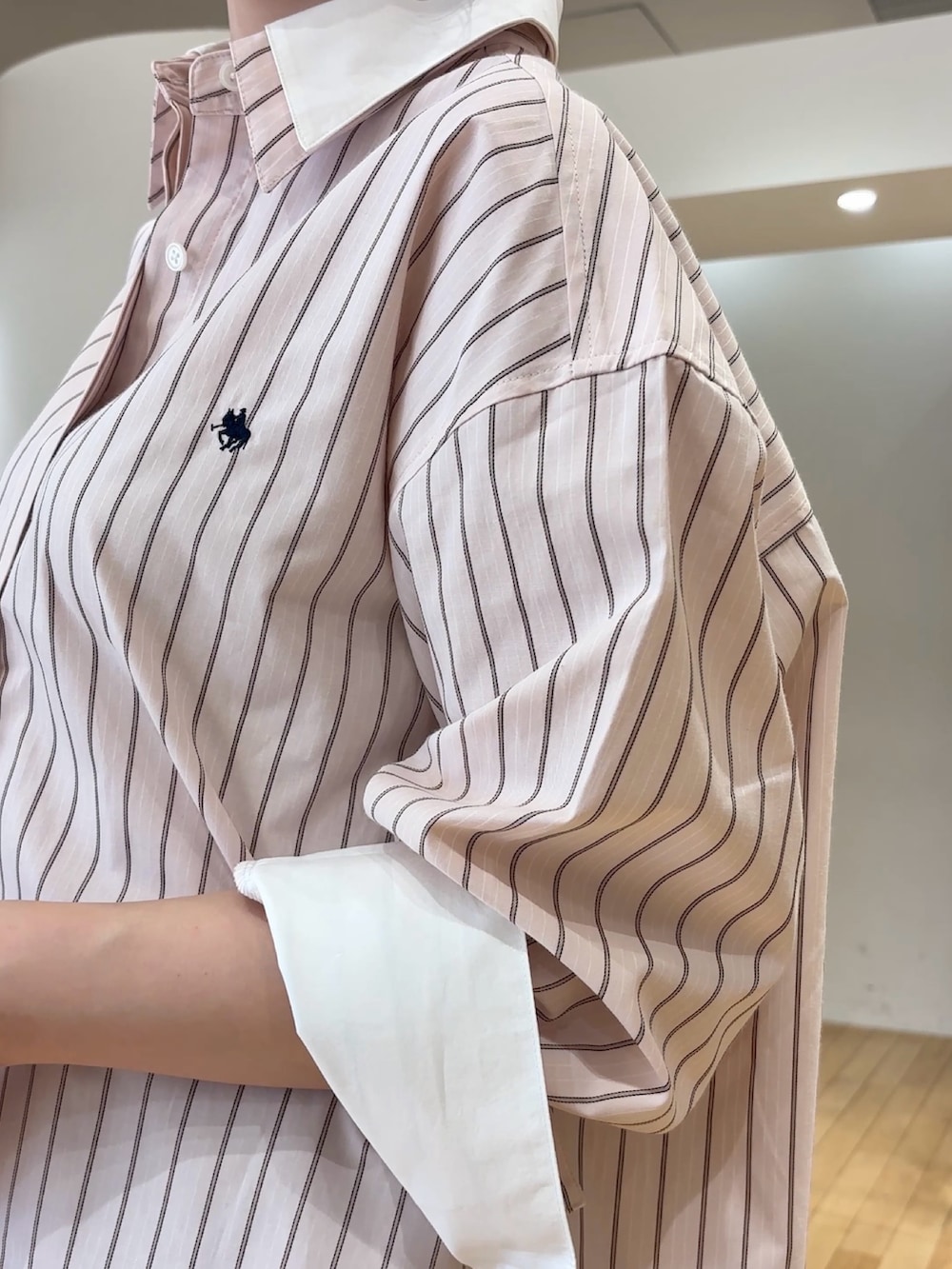 ブラウン系のその他パンツ、ブラック系のブーツ、ブラック系のハンドバッグを着用したレディースの夏コーディネートの7枚目の写真