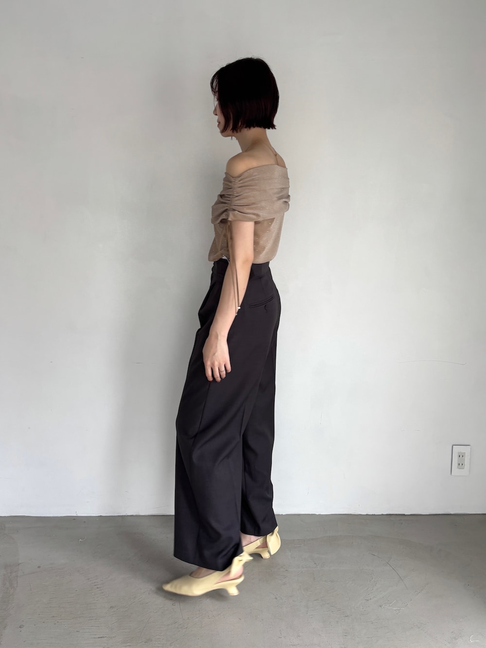 グレー系のその他パンツ、イエロー系のパンプス、ベージュ系のTシャツ/カットソーを着用したレディースの夏コーディネートの4枚目の写真