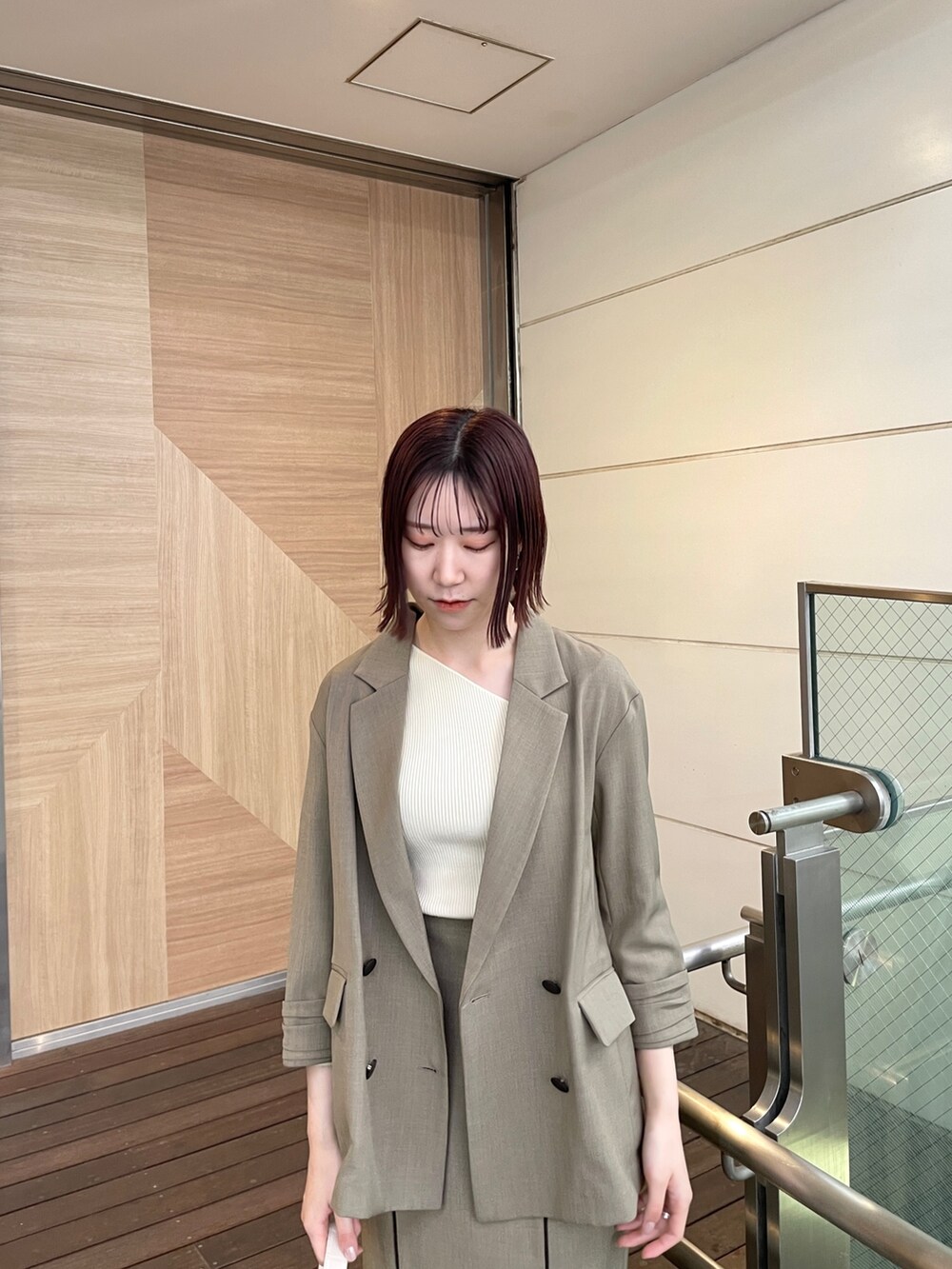 ホワイト系のパンプス、ブラウン系のテーラードジャケット、ホワイト系のニット/セーターを着用したレディースの春コーディネートの6枚目の写真