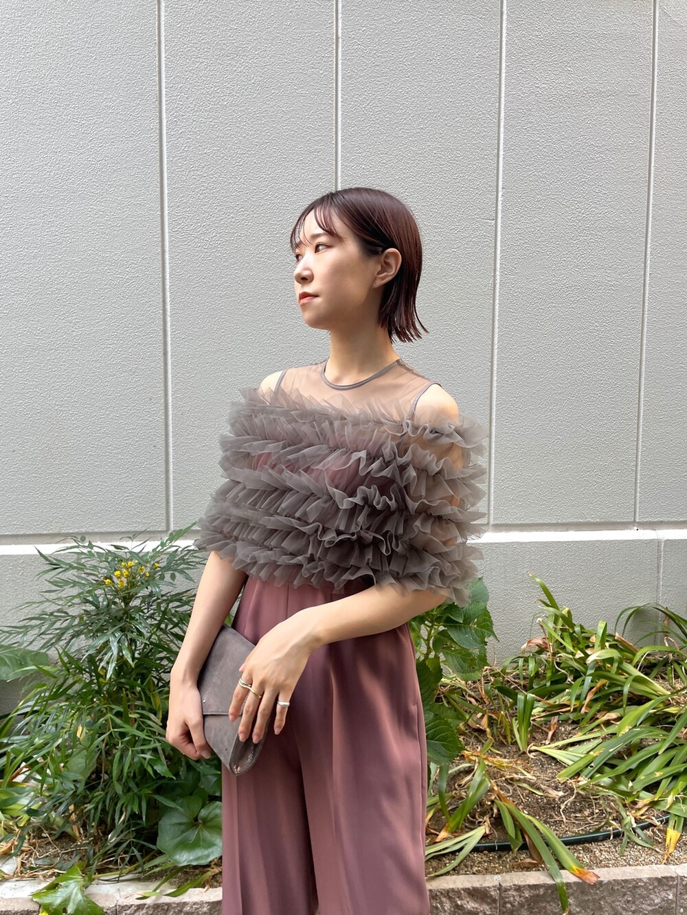 ピンク系のパンツドレス、シルバー系のハンドバッグ、その他のパンプスを着用したレディースの秋コーディネートの8枚目の写真