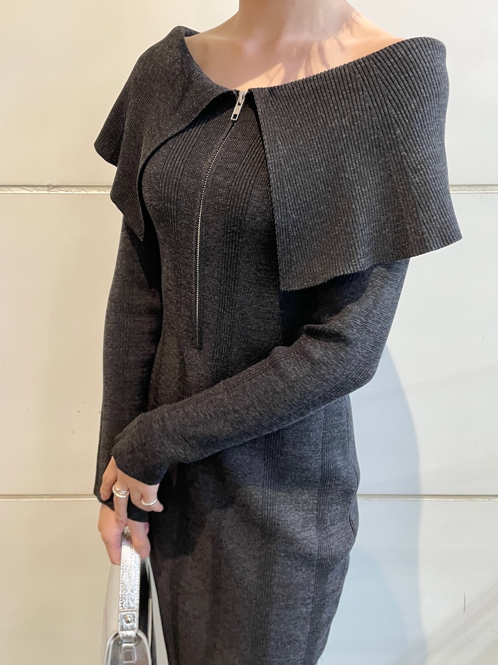 ブラック系のワンピース、ブラック系のスニーカー、シルバー系のショルダーバッグを着用したレディースの春コーディネートの7枚目の写真