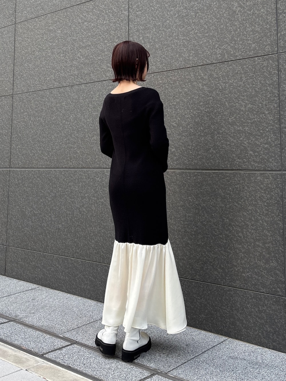 ブラック系のワンピースを着用したレディースの冬コーディネートの3枚目の写真