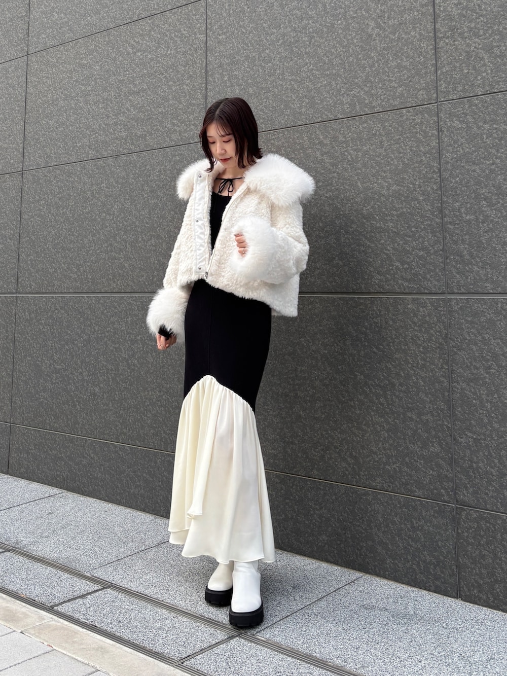 ブラック系のワンピースを着用したレディースの冬コーディネートの5枚目の写真