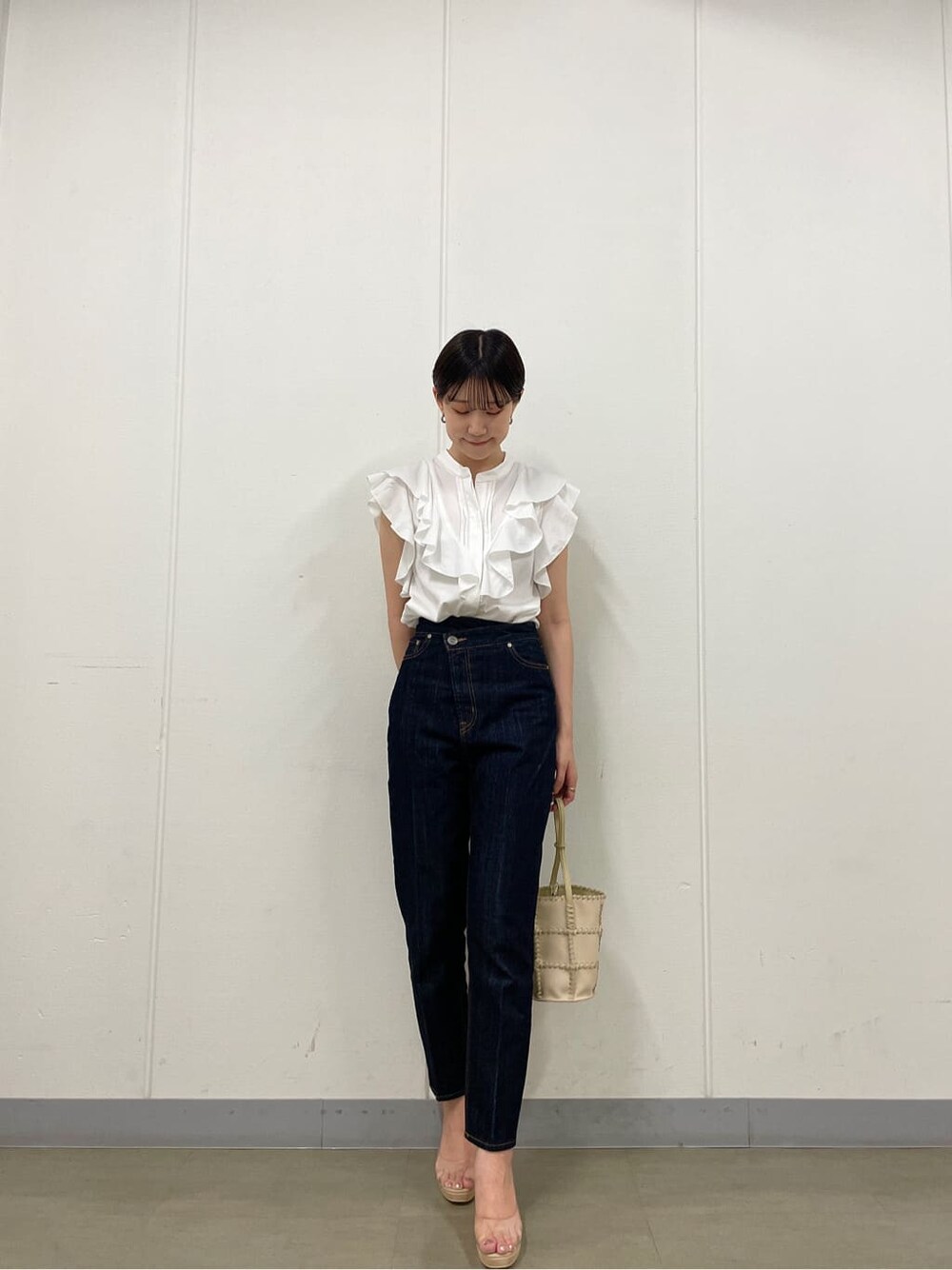 その他のパンプス、ホワイト系のショルダーバッグ、ホワイト系のシャツ/ブラウスを着用したレディースの夏コーディネートの3枚目の写真