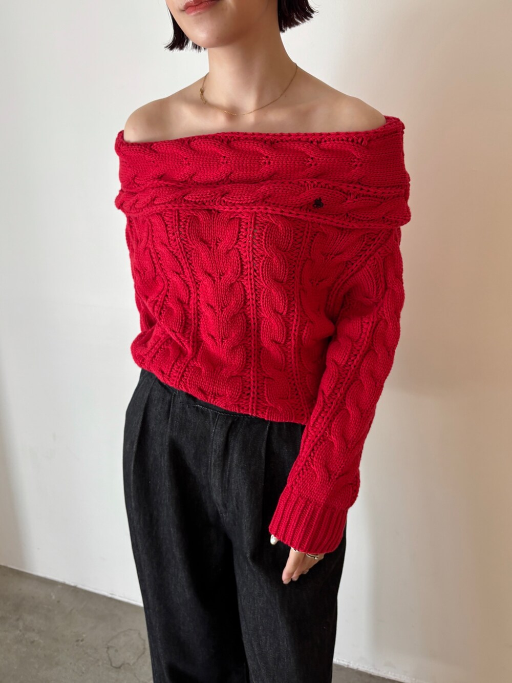 ブラック系のデニムパンツ、レッド系のニット/セーター、ブラック系のローファーを着用したレディースの秋コーディネートの6枚目の写真